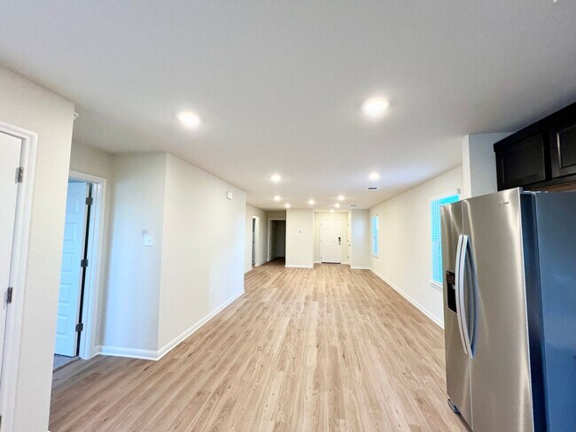 Building Photo - ~Move In Special~ 3 bedroom, 2 bath home for lease