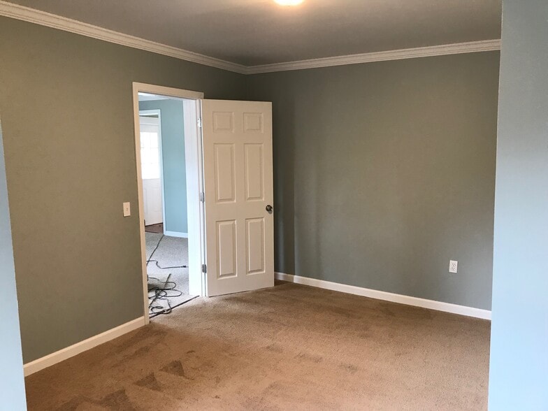 Building Photo - 160 Sly Ave