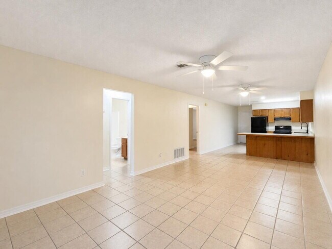 Building Photo - "Charming 2-Bedroom Townhouse with 2 Full Baths on Wellington Road!"