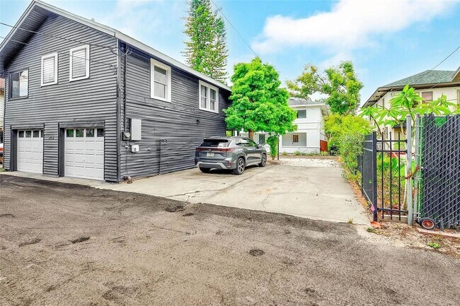 Building Photo - 925 16th Ave N