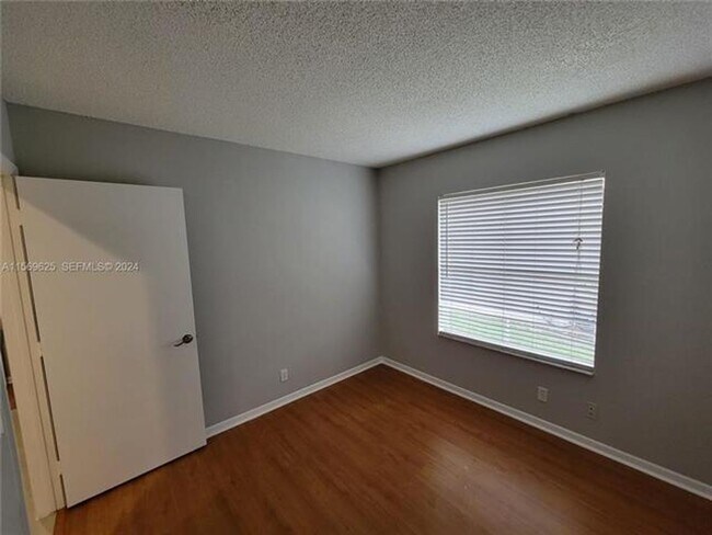 Building Photo - 928 Falling Water Rd