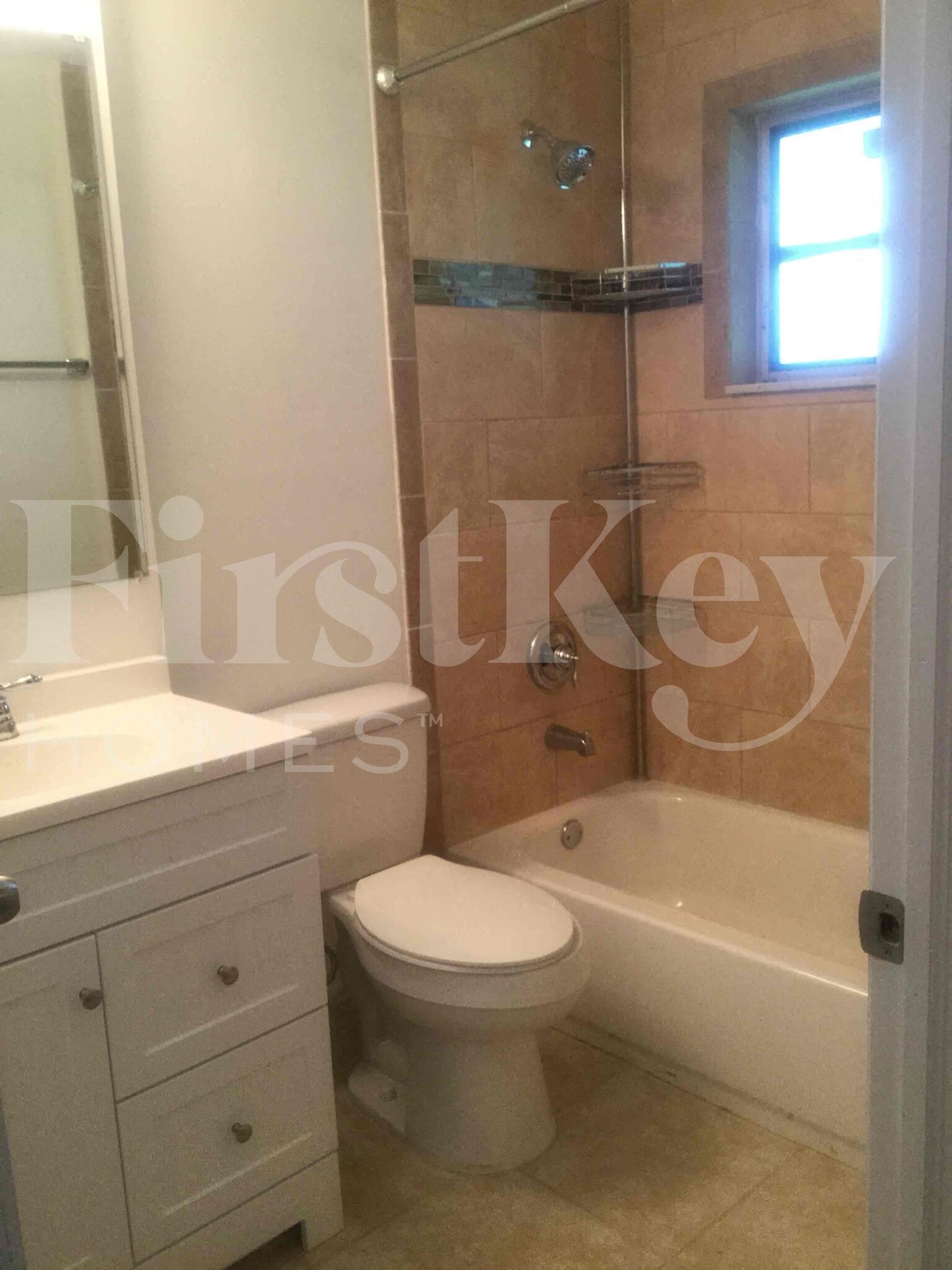 Building Photo - 305 NE Floresta Dr