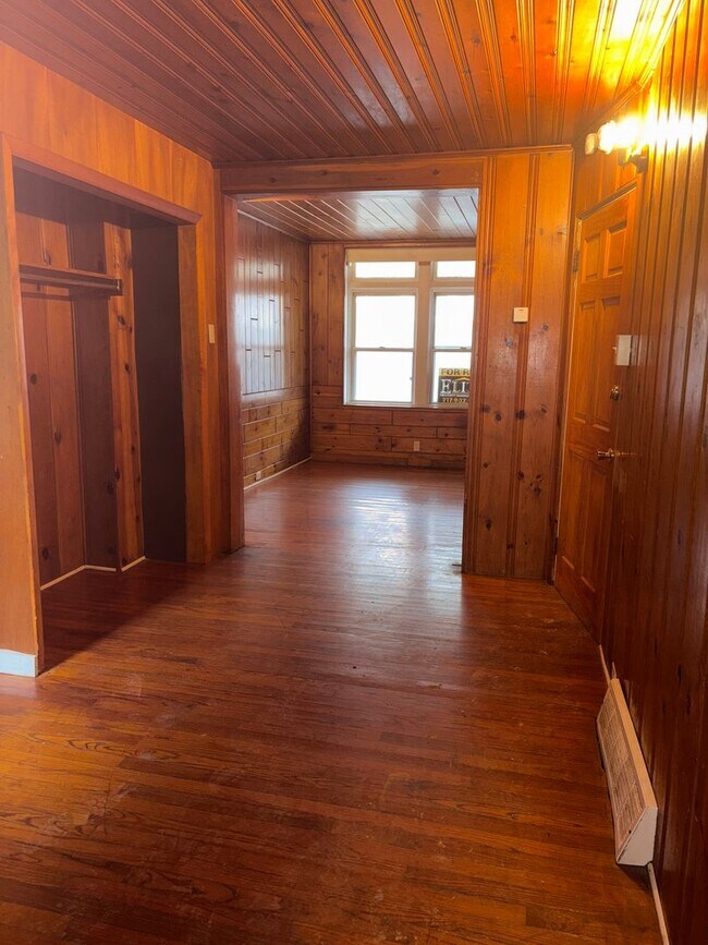Building Photo - Section 8 Approved - 1st Floor 1 Bedroom w...