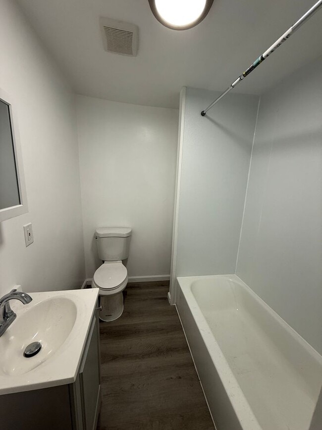 Building Photo - Nice size house for rent freshly done