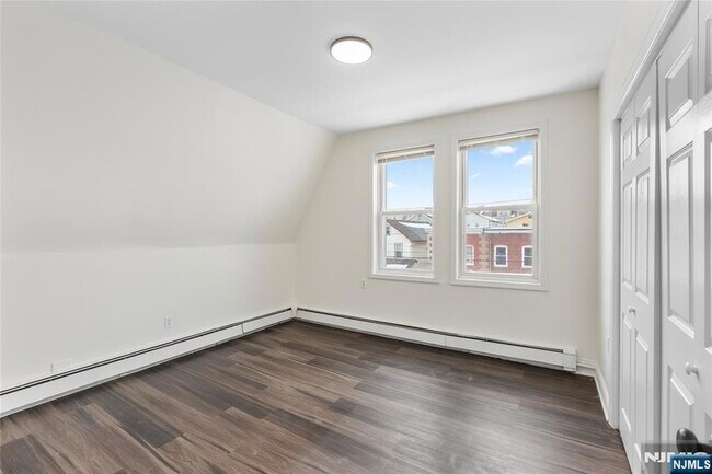 Building Photo - 676 Chestnut St