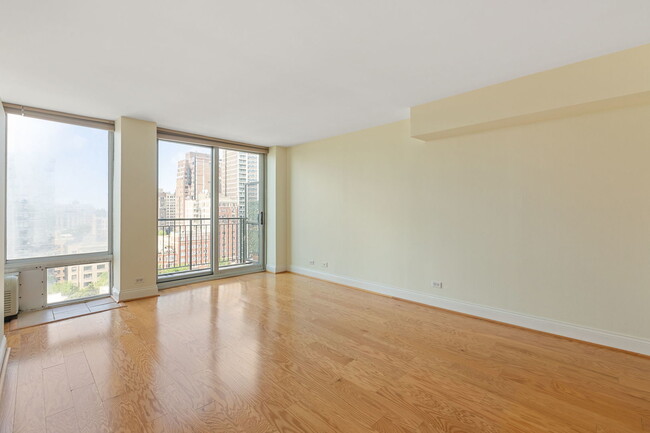 Building Photo - 450 W Briar Pl