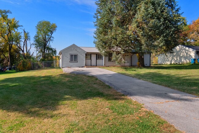 Building Photo - Beautiful Slab Home in Imperial with over ...