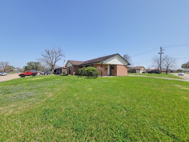 Building Photo - BEAUTIFUL REMODELED 4 BEDROOM 2 BATH HOME IN LAKE JACKSON, TEXAS