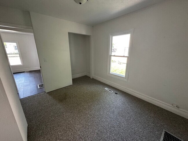 Building Photo - 723 W Shirland Ave