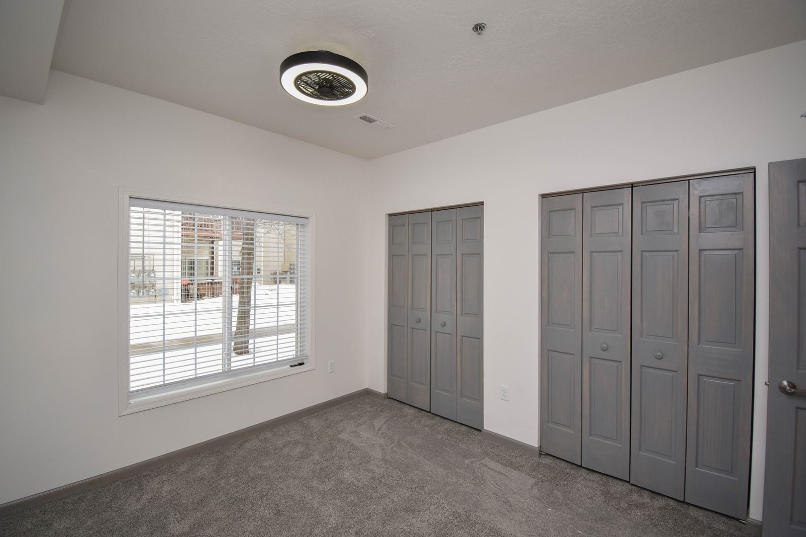 Building Photo - 7446 S Louise Ave