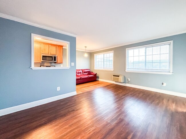 Building Photo - 610 Main St