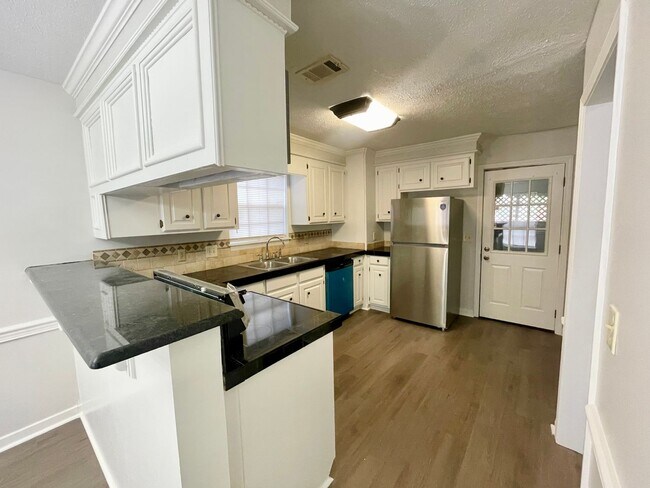 Building Photo - Charming 3 Bedroom Home in Brandon 047 – Great Location- Recently Renovated!