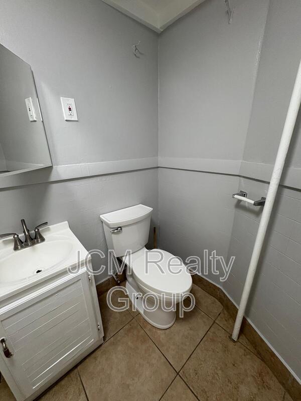 Building Photo - 64 Hollis St
