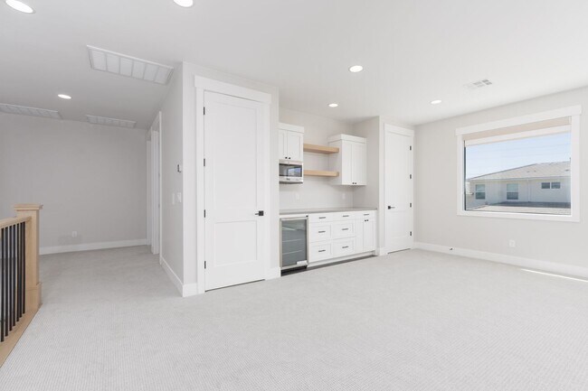 Building Photo - Gorgeous 5 bed | 3.5 bath |  Custom Home with RV Garage in Tonaquint!