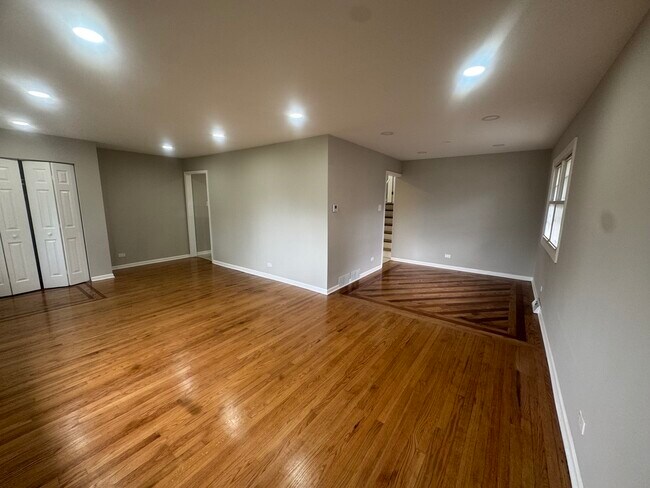 Building Photo - 14475 Lincoln Ave
