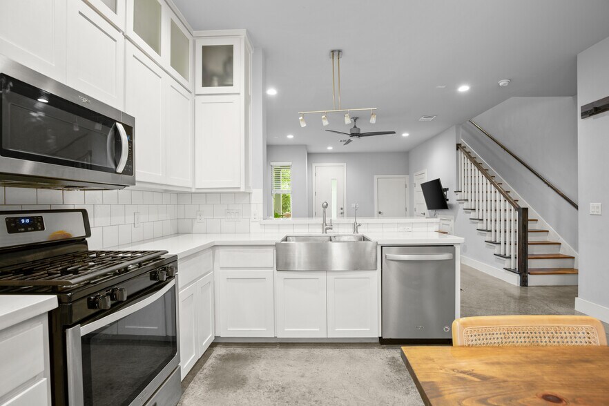 Building Photo - 1220 Delano St