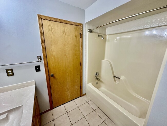 Building Photo - 25 N Cerney Ln