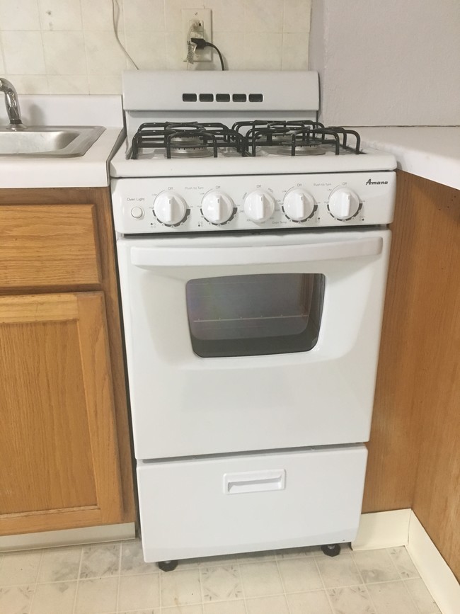 Kitchen/gas range - 103 E 8th St