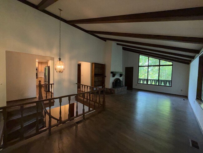 Building Photo - 3 Bed 2.5 Bath in the Heart of Bellevue