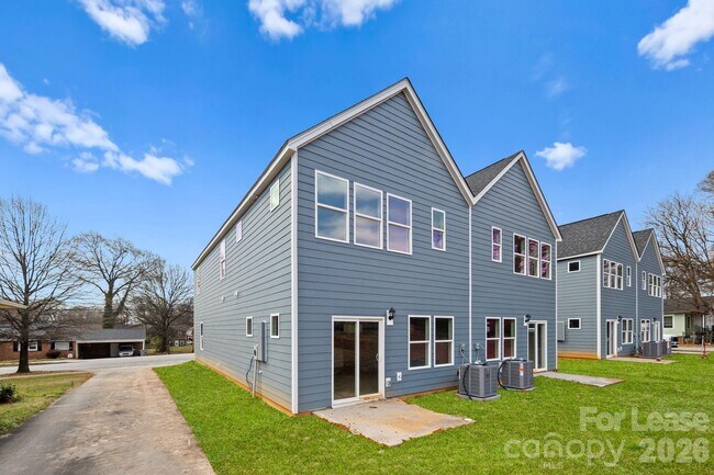 Building Photo - 333 N Hoskins Rd