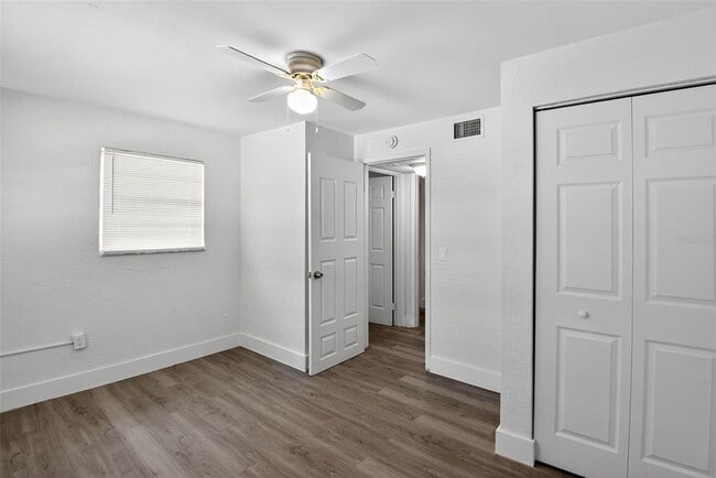 Building Photo - 2425 Anastasia Dr