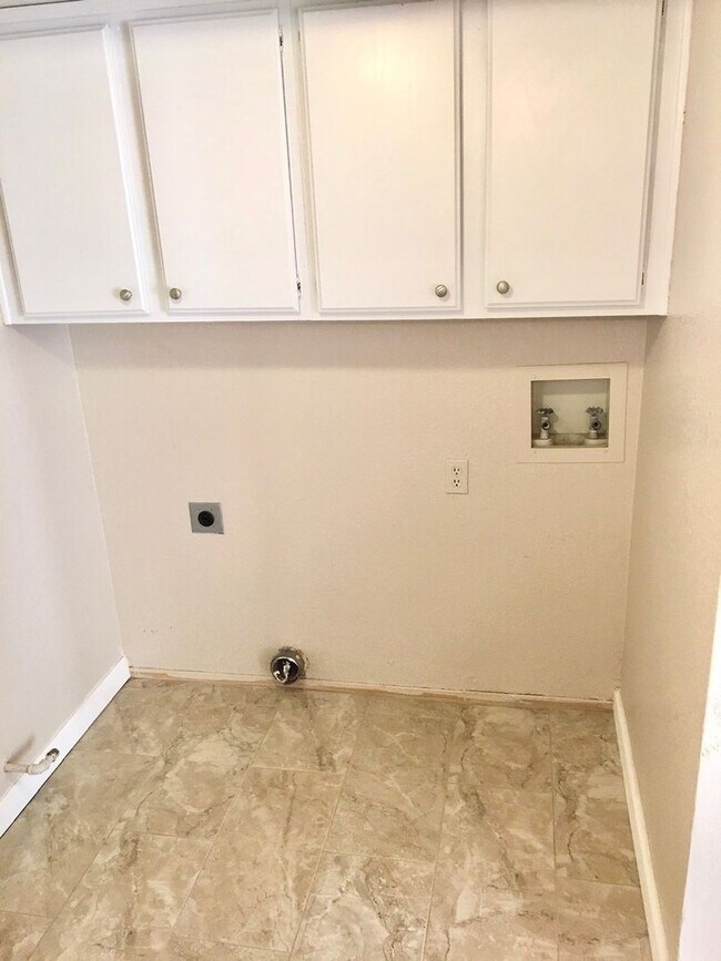 Building Photo - Large 3 Bedroom 2.5 Bath House w/ Garage in Vallejo -- COMING SOON !!!