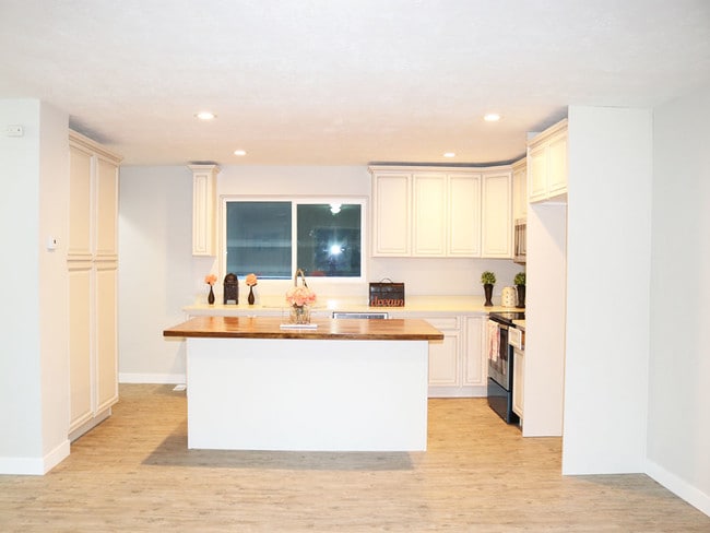 Building Photo - 1002 E Platinum Way