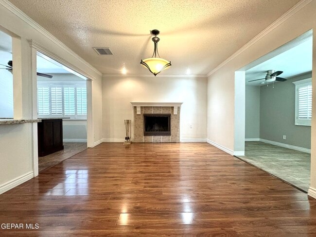 Building Photo - 10288 Lakeview Dr