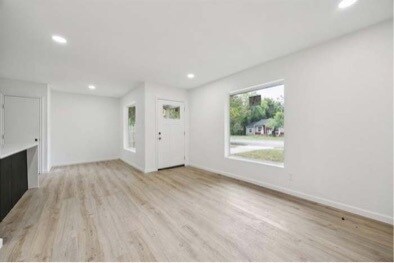 Building Photo - 11446 Lippitt Ave