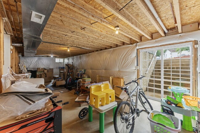 Building Photo - Welcome home to this well-maintained 4-bed...
