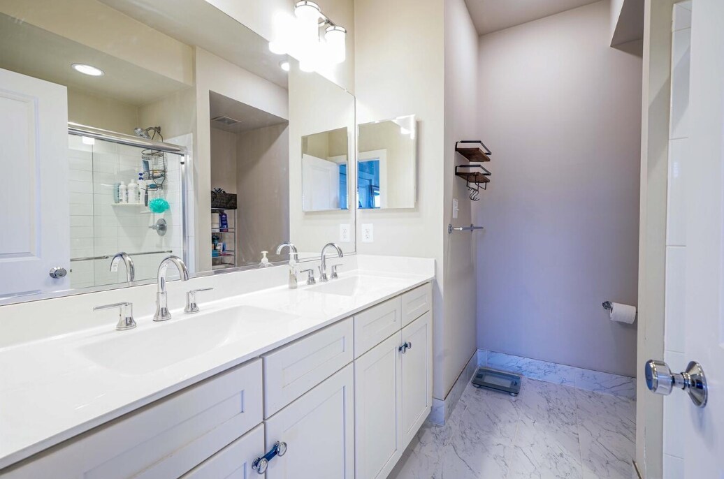 Third floor, master bath - 1309 S Quinn St