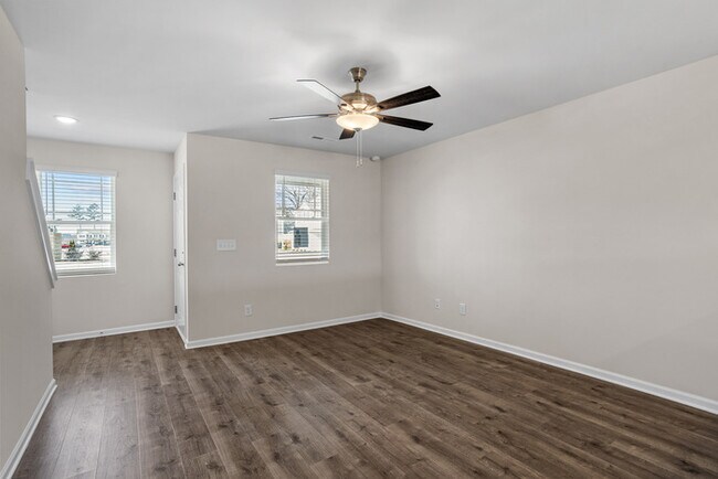 Building Photo - 3 bd 2.5 Ba Townhouse