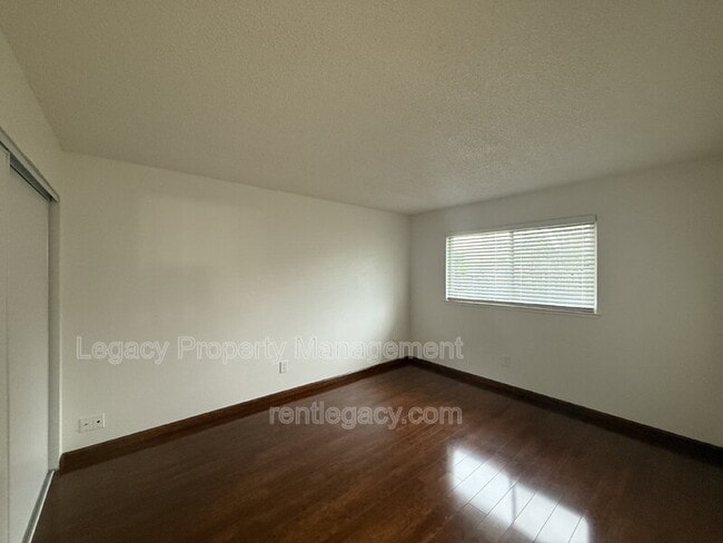 Building Photo - 2084 Quincy Ave