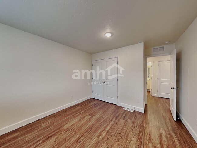 Building Photo - 954 N Barkvine Ave