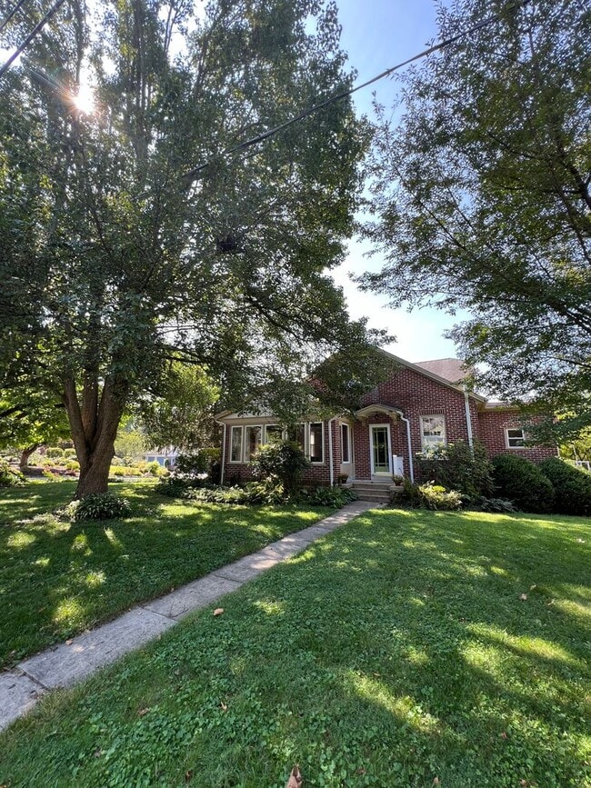 Building Photo - Beautiful 4 BR Brick Cape Cod in Lancaster!