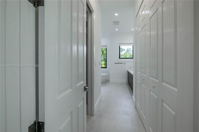 Building Photo - 6090 SW 116th St