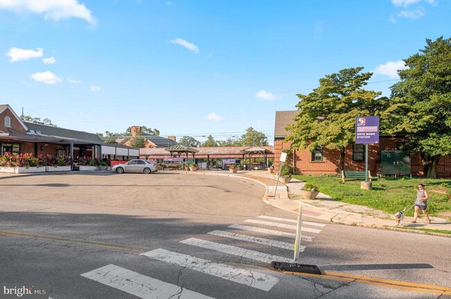 Building Photo - 838 W Lancaster Ave