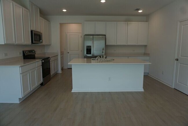 Building Photo - Newly Built 3 Bedroom 2.5 Bathroom Home wi...