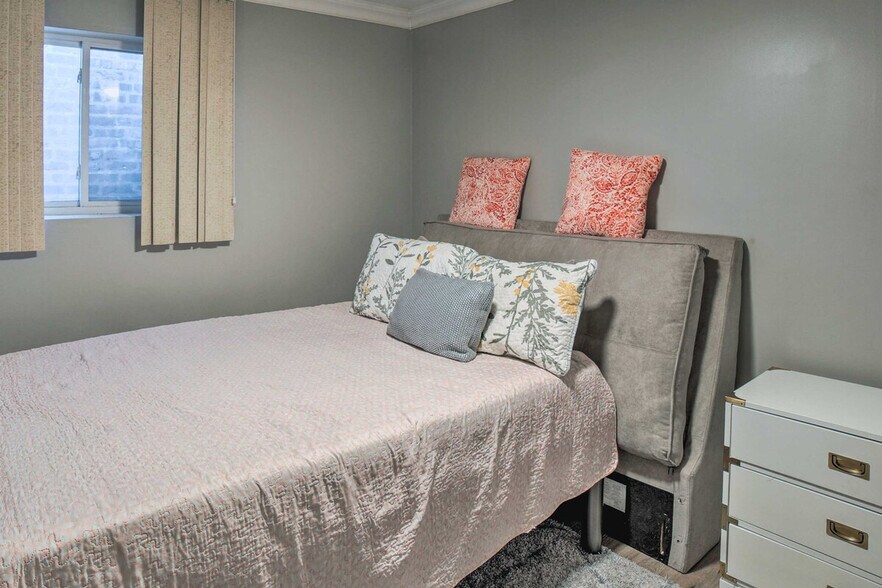 Building Photo - 703 S Central Park Ave