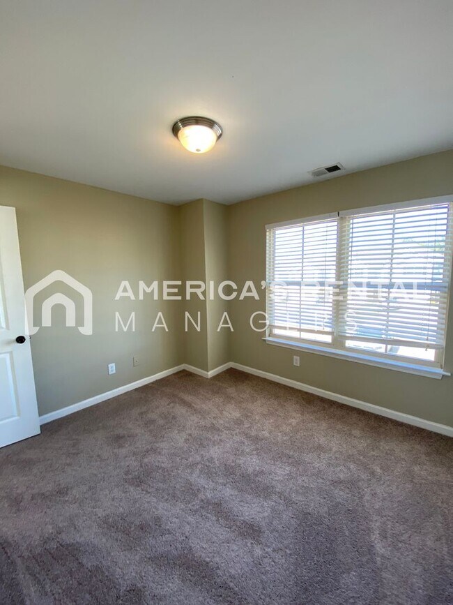 Building Photo - 129 The Heights Dr