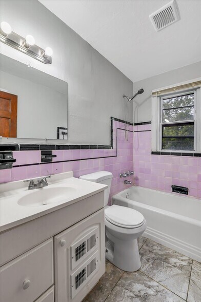 Building Photo - 7120 Roslyn Dr