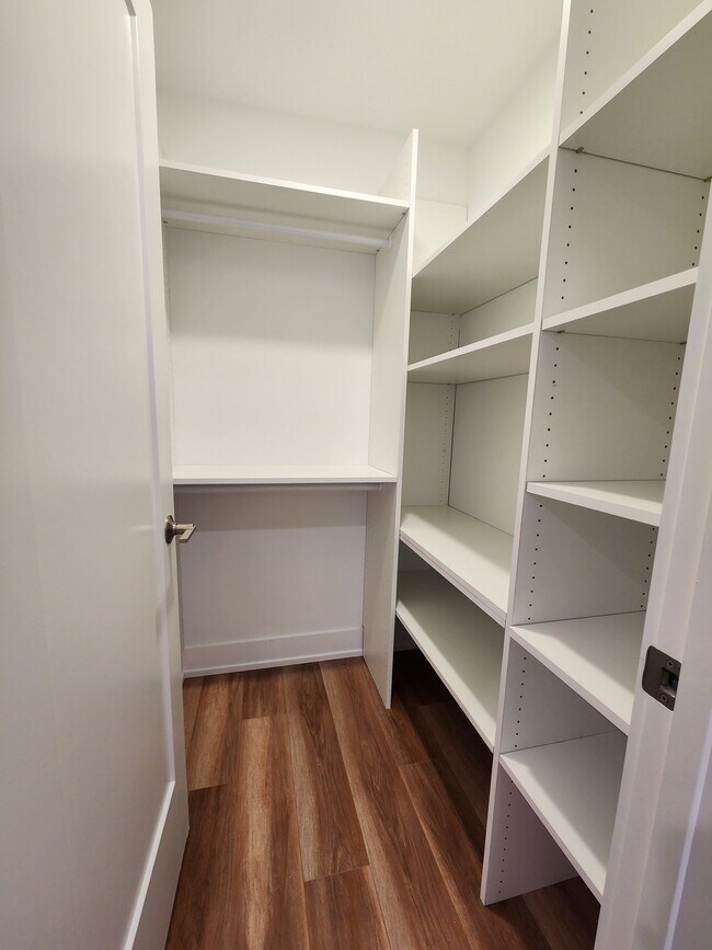 Building Photo - 915 S Ct of Shorewood