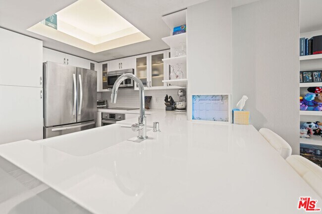 Building Photo - 13700 Marina Pointe Dr