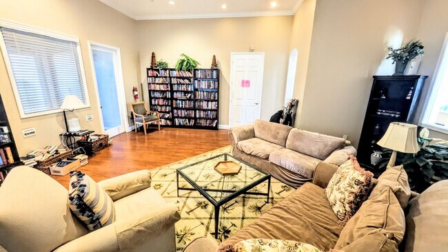 Building Photo - 6-12 month TURNKEY FURNISHED GOUNG FLOOR 2/2 CONDO