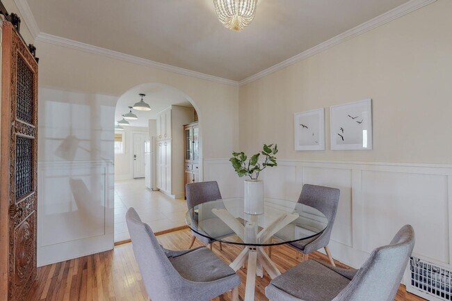 Building Photo - 1610 Las Lomas Rd NE