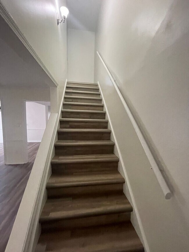 Building Photo - 2 Bed 1 Bath Townhome Available in NE Jack...