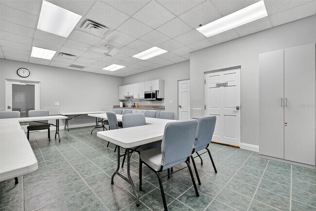 Building Photo - 20846 Queen Alexandra Dr