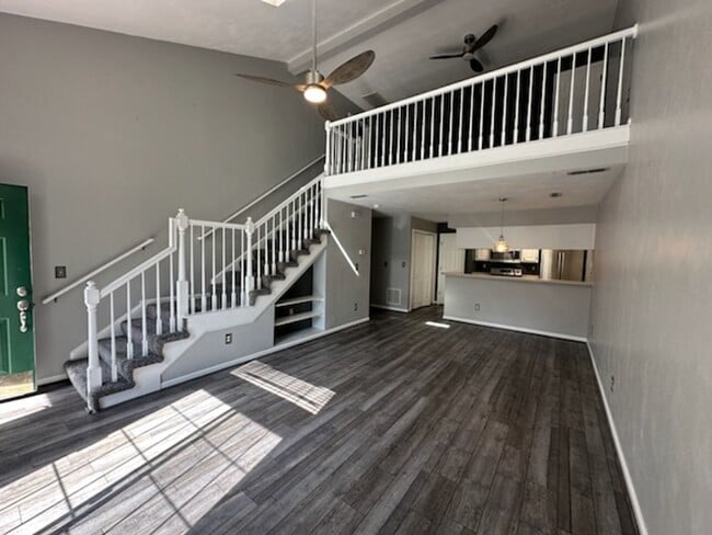 Building Photo - Gorgeous Townhouse in Riverwalk