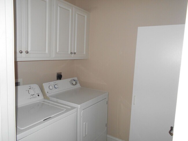 Building Photo - 3 bedroom, 2 bath condo in The Fountains
