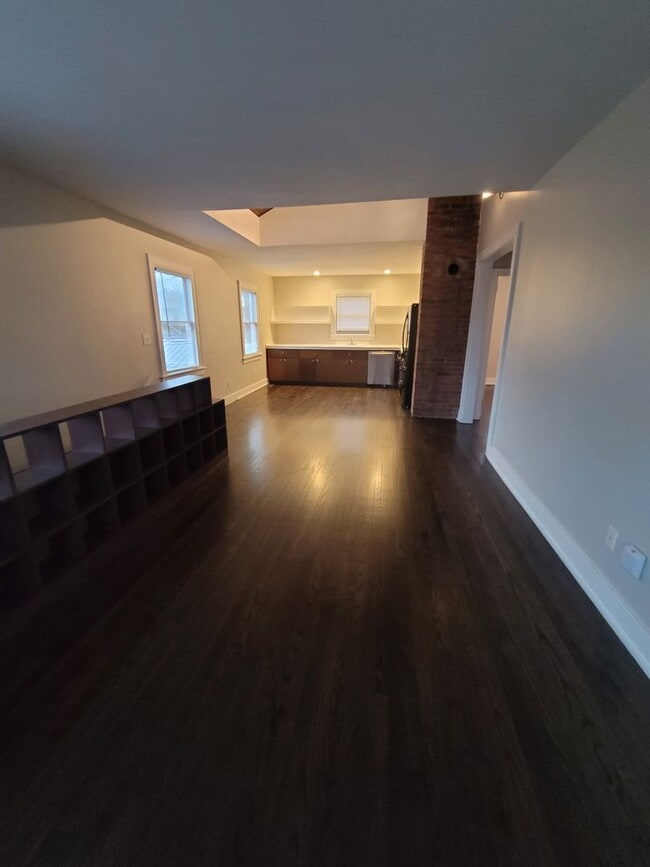 Building Photo - S305-2